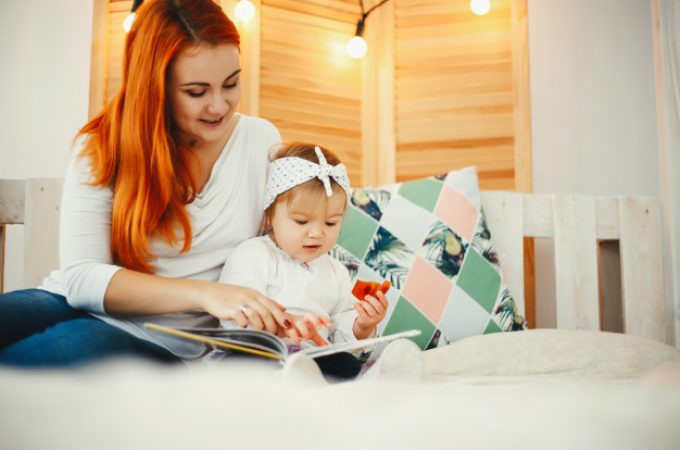 Stimulacija razvoja mozga: Zbog čega je važno da čitate i razgovarate sa bebom?