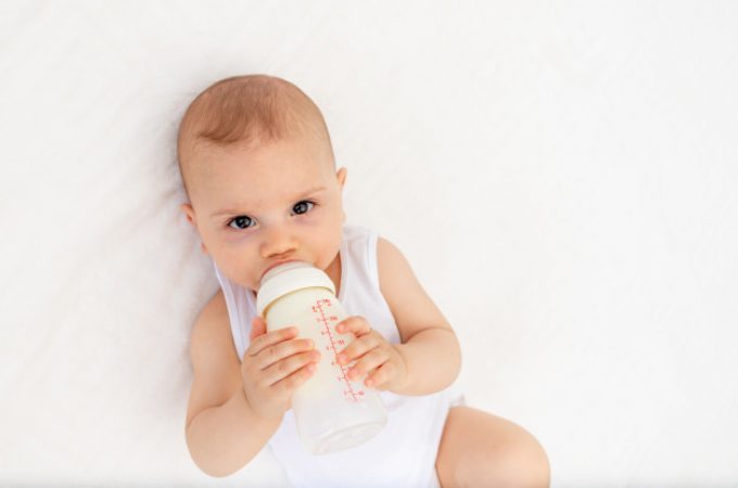 Bebe svakodnevno unose milione čestica mikroplastike