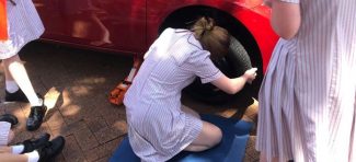 Australija: Devojke u školama uče da promene automobilske gume i ulje