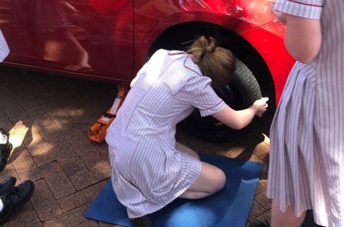 Australija: Devojke u školama uče da promene automobilske gume i ulje