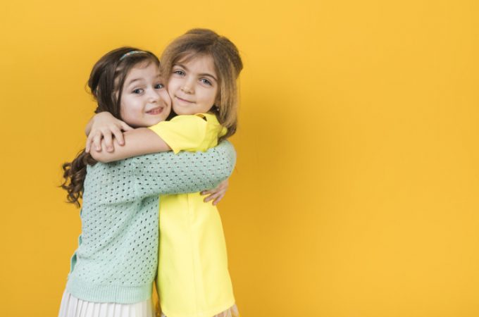 Uvek je korak ispred: 10 razloga zašto je dobro imati stariju sestru