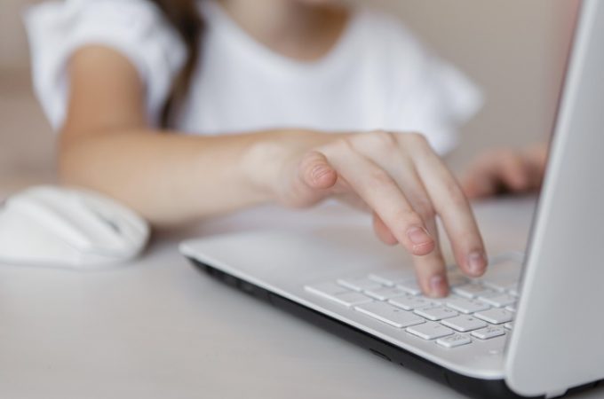 Nema zakonskih prepreka da deca u mlađim razredima prate nastavu onlajn