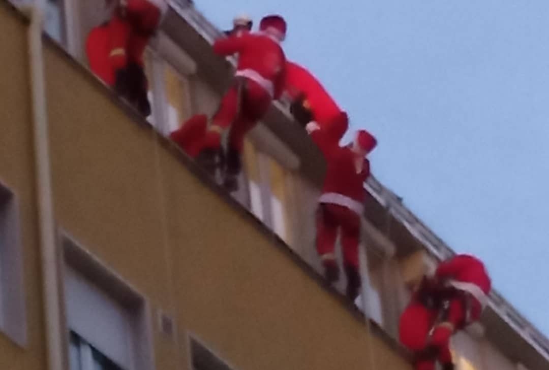 deda mrazovi se spustali sa krova u tirsovoj 1
