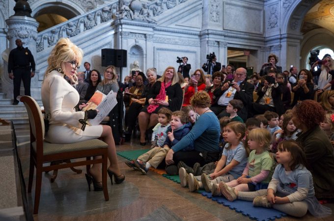 Kako je Doli Parton reformisala obrazovanje i obezbedila 100 miliona knjiga za mališane