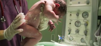 Majka poslala “rađajući roditelj”: Porodilište u Britaniji uvodi rodno neutralne termine