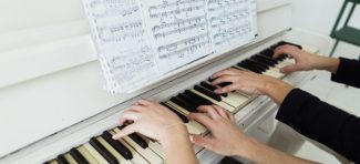 Zalupljivanje poklopca od klavira đacima na prste i druge surove metode muzičkog školovanja