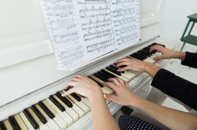 Zalupljivanje poklopca od klavira đacima na prste i druge surove metode muzičkog školovanja