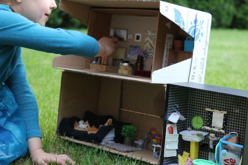 Kreativno: Mama Mina sa ćerkom pravi maštovite kućice od kartona 