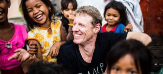 Holivudski direktor koji se odrekao miliona i posvetio brizi o kambodžanskoj deci