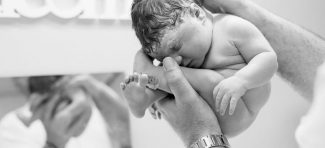 Kako beba stane u matericu? Predivne slike beba u pozama iz maminog stomaka
