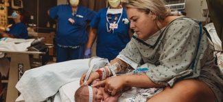 Babica obavila pregled svoje bebe odmah nakon porođaja