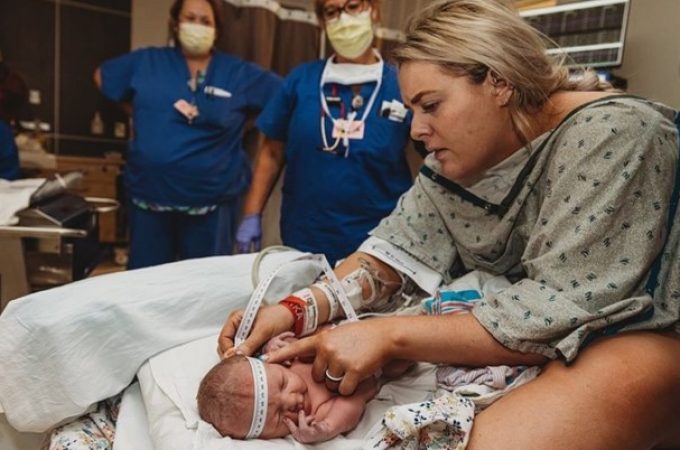 Babica obavila pregled svoje bebe odmah nakon porođaja