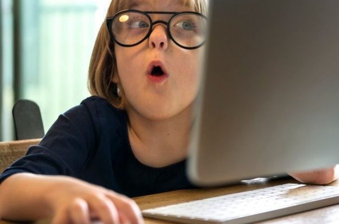 Šta kada dete naleti na neprimeren sadržaj na internetu?
