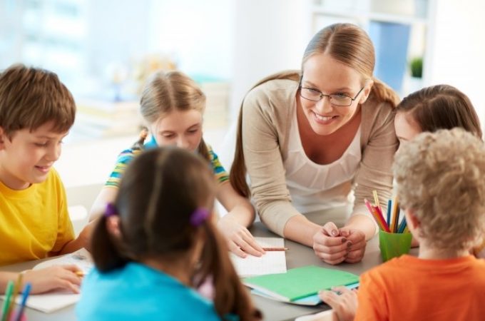 Učitelji koji više hvale decu nego što kritikuju mogu očekivati do 30% bolje rezultate u učionici
