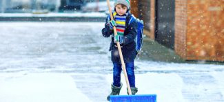 Da li je moj sin uradio nešto loše, pa da mora da čisti sneg u školskom dvorištu?