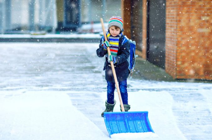Da li je moj sin uradio nešto loše, pa da mora da čisti sneg u školskom dvorištu?