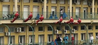 Deda Mrazovi kroz prozor ubacili poklone deci u bolnici u Tiršovoj