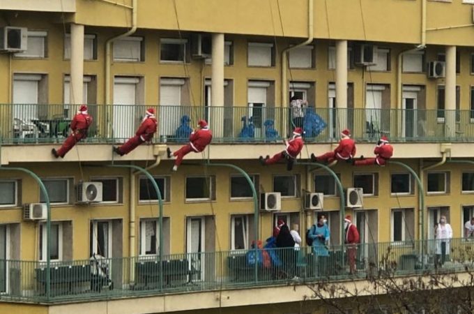 Deda Mrazovi kroz prozor ubacili poklone deci u bolnici u Tiršovoj