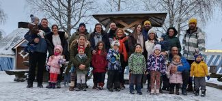 Sedam porodica iz Beograda u neverovatnoj avanturi: Sa desetoro dece usred zime stigli u zemlju u kojoj živi Deda Mraz