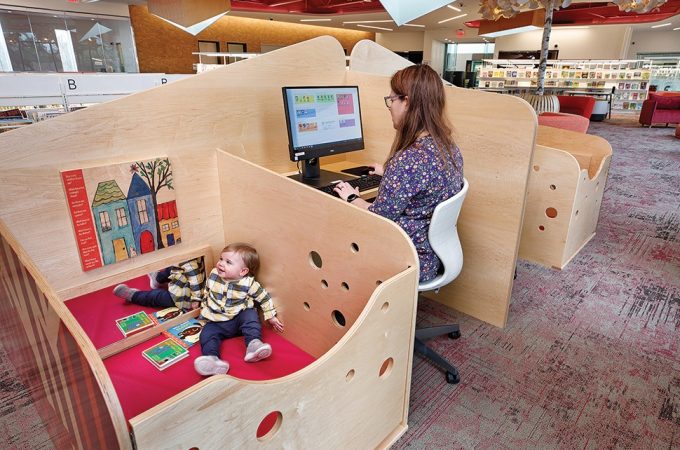 Biblioteka koja je radnim stolovima priključila ogradice pokazala koliko malo je potrebno da se roditeljima olakša život