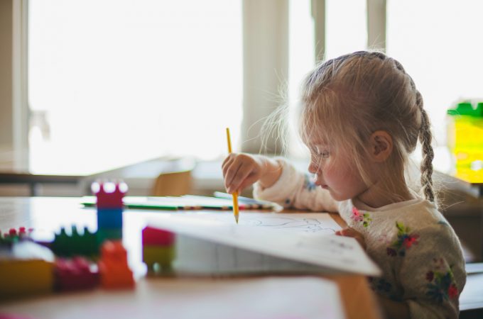 Klinički psiholog Vlajko Panović: Kad deca nacrtaju roditelje, time mi sve kažu