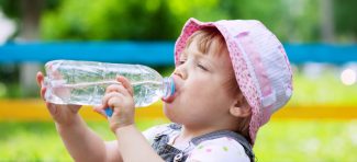 Stižu vrućine: Šta preduzeti da deca piju više vode na visokim temperaturama?