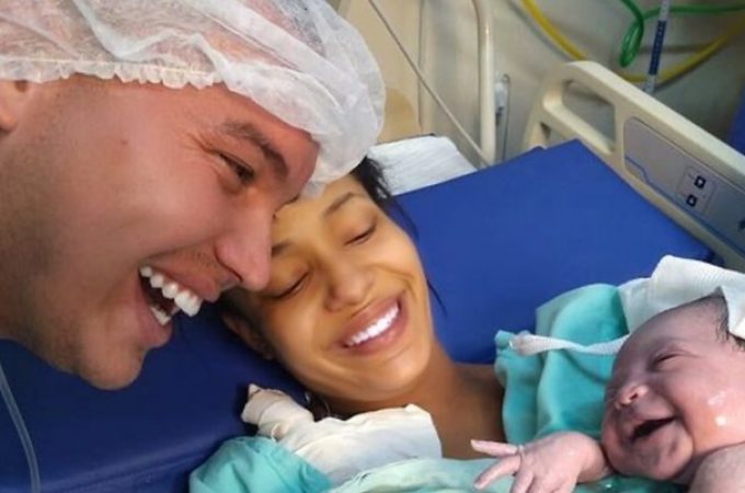 Tek rođena beba se nasmešila tati, fotografija je postala viralna
