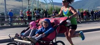 Mama istrčala maraton gurajući troje dece u kolicima