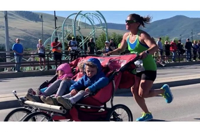 Mama istrčala maraton gurajući troje dece u kolicima