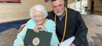 U 72. godini završio fakultet zahvaljujući podršci majke od 99!