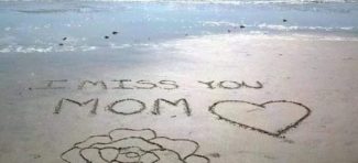 Iako su talasi nosili reči, iznova je pisao ‘Mama, volim te’
