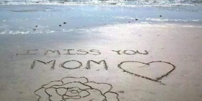 Iako su talasi nosili reči, iznova je pisao ‘Mama, volim te’