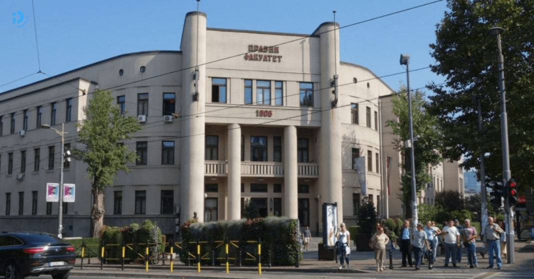 devojka propala kroz plafon čitaonice