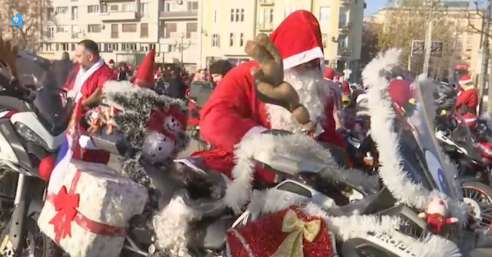 Bajkeri Dedamrazijade deci Doma u Sremčici poklonili osmeh i paketiće